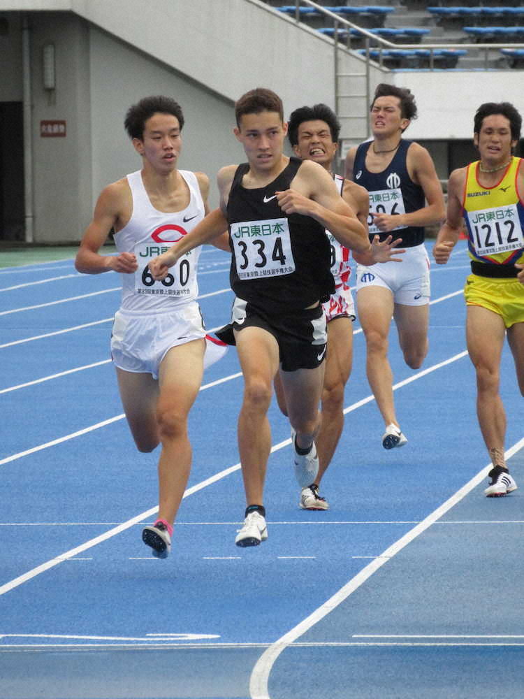 陸上東京選手権男子800メートル決勝で優勝したクレイ・アーロン（中央）