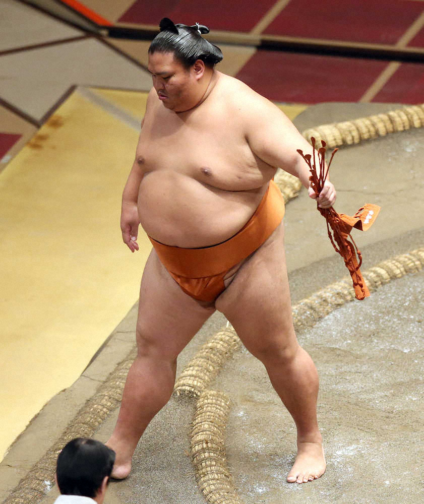 【画像・写真】＜7月場所7日目＞不戦勝の勝ち名乗りを受け土俵を降りる御嶽海（撮影・久冨木　修）