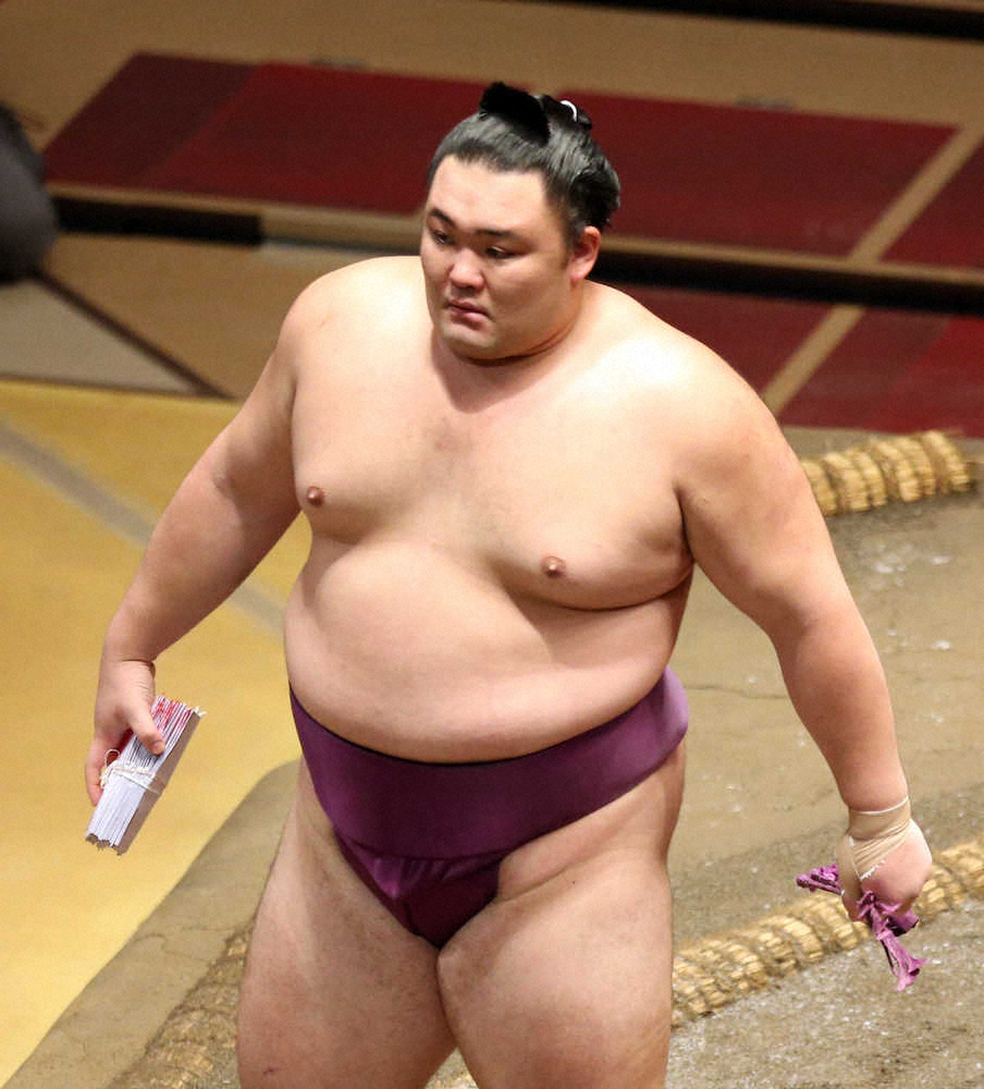 【画像・写真】＜7月場所7日目＞懸賞を手にする朝乃山（撮影・久冨木　修）