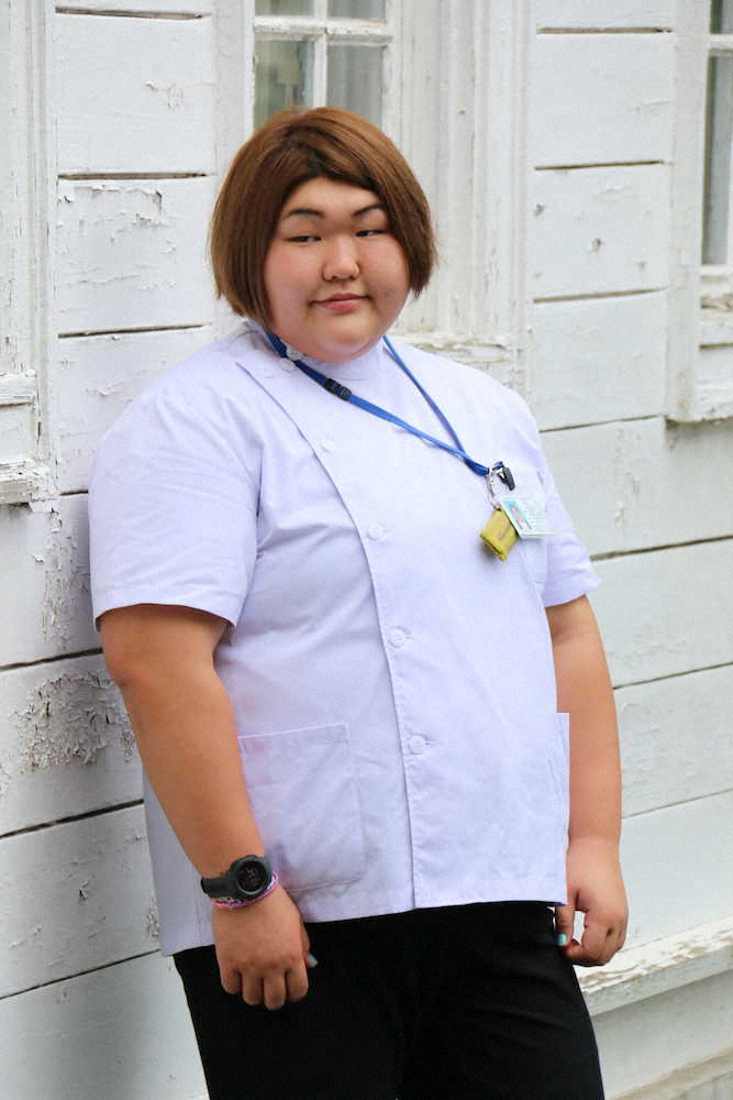 【画像・写真】研修で着用するケーシー白衣を着てポーズを取る朝比奈沙羅