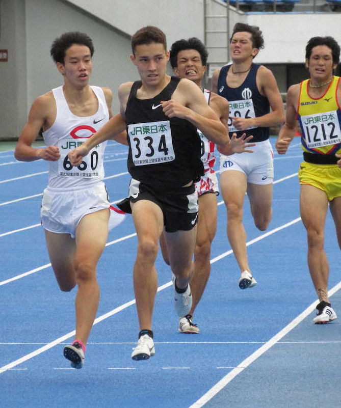 男子800メートル決勝で優勝したクレイ・アーロン竜波（中央）