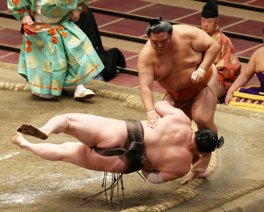 【画像・写真】御嶽海　「捨て身」の逆転突き落とし　「完璧に負けたと思ってました」