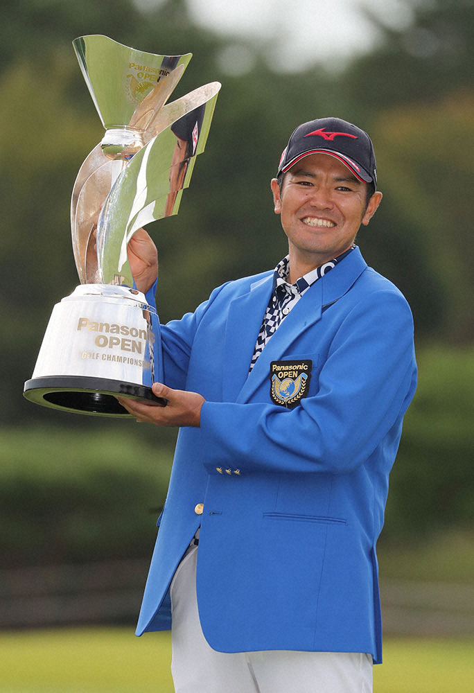 昨年9月のパナソニック・オープンで優勝し、笑顔でカップを掲げる武藤俊憲