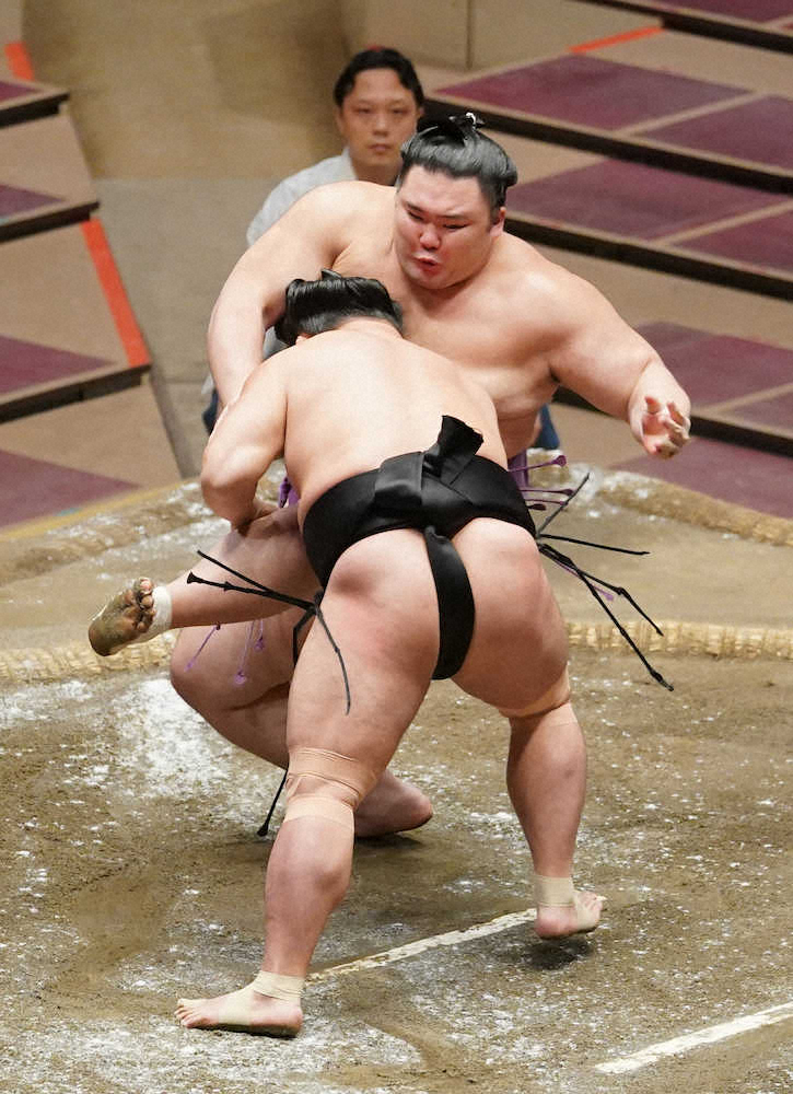 【画像・写真】照ノ富士、2敗も単独トップ　朝乃山“共倒れ”で3敗後退、V争いは千秋楽持ち越し