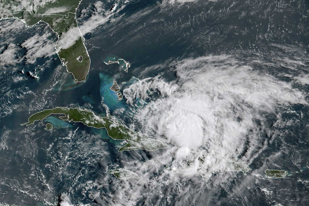 フロリダに接近しているハリケーン「イサイエス」（AP）