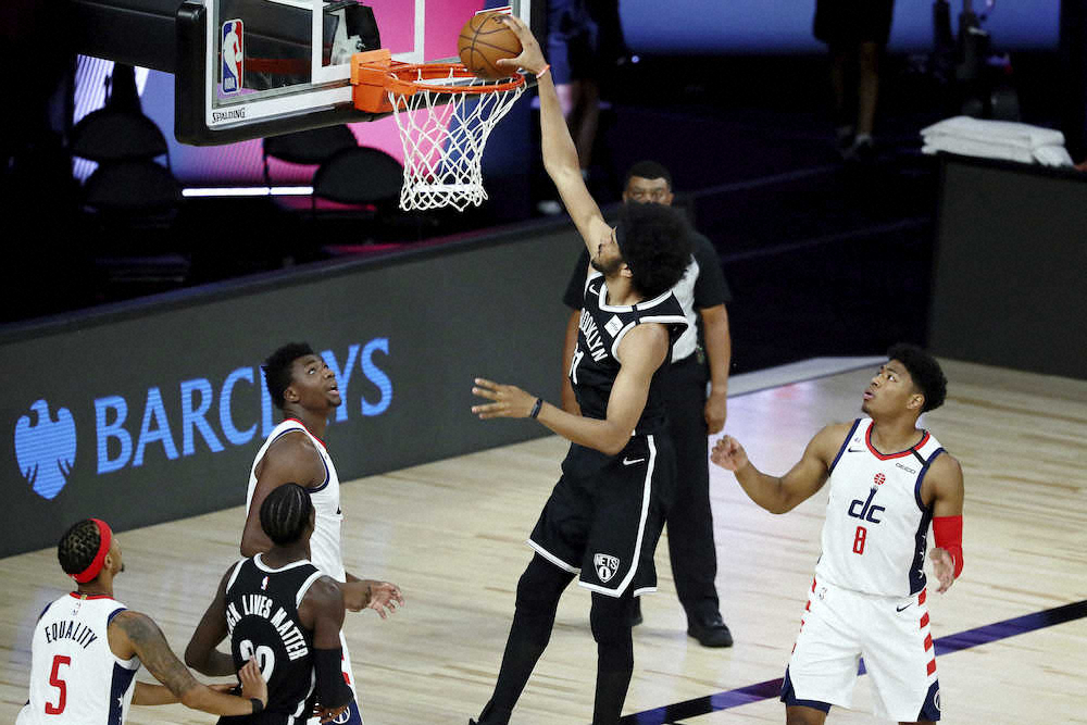 【画像・写真】八村とのリバウンドに競り勝ってダンクを決めるネッツのアレン（AP）