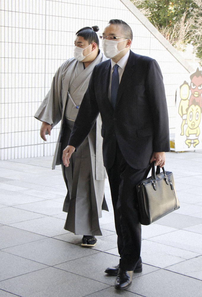 日本相撲協会を訪れた阿炎（左）と師匠の錣山親方（元関脇・寺尾）