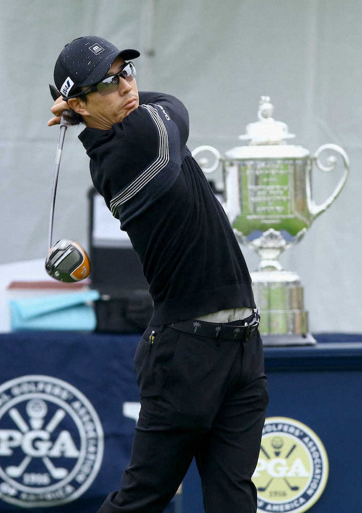 全米プロゴルフ第1R、1番でティーショットを放つ石川遼