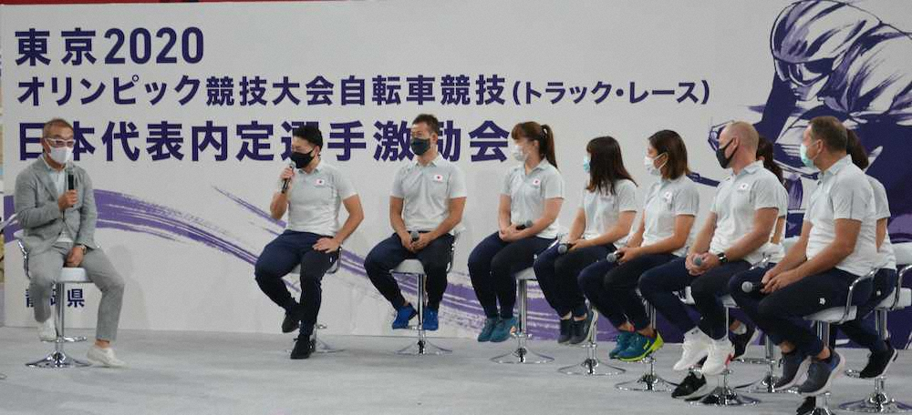 中野浩一氏（左端）に意気込みを語った（左から）新田、脇本、小林、梶原、中村、ベトゥ・コーチ、グリフィン・コーチ