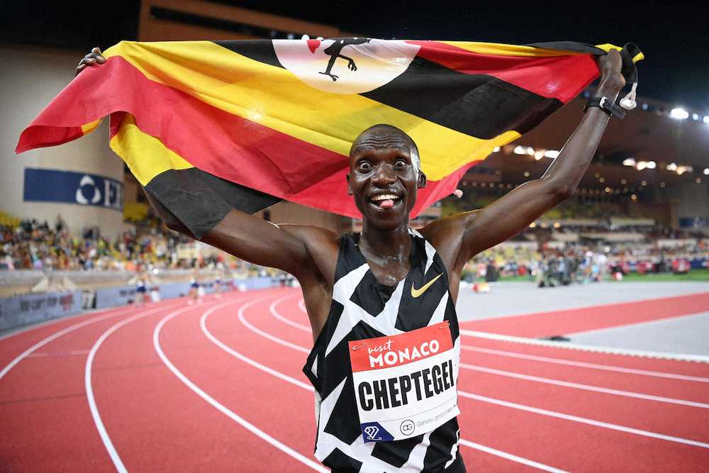 男子5000メートルで世界記録を塗り替えて喜ぶジョシュア・チェプテゲイ（ゲッティ＝共同）