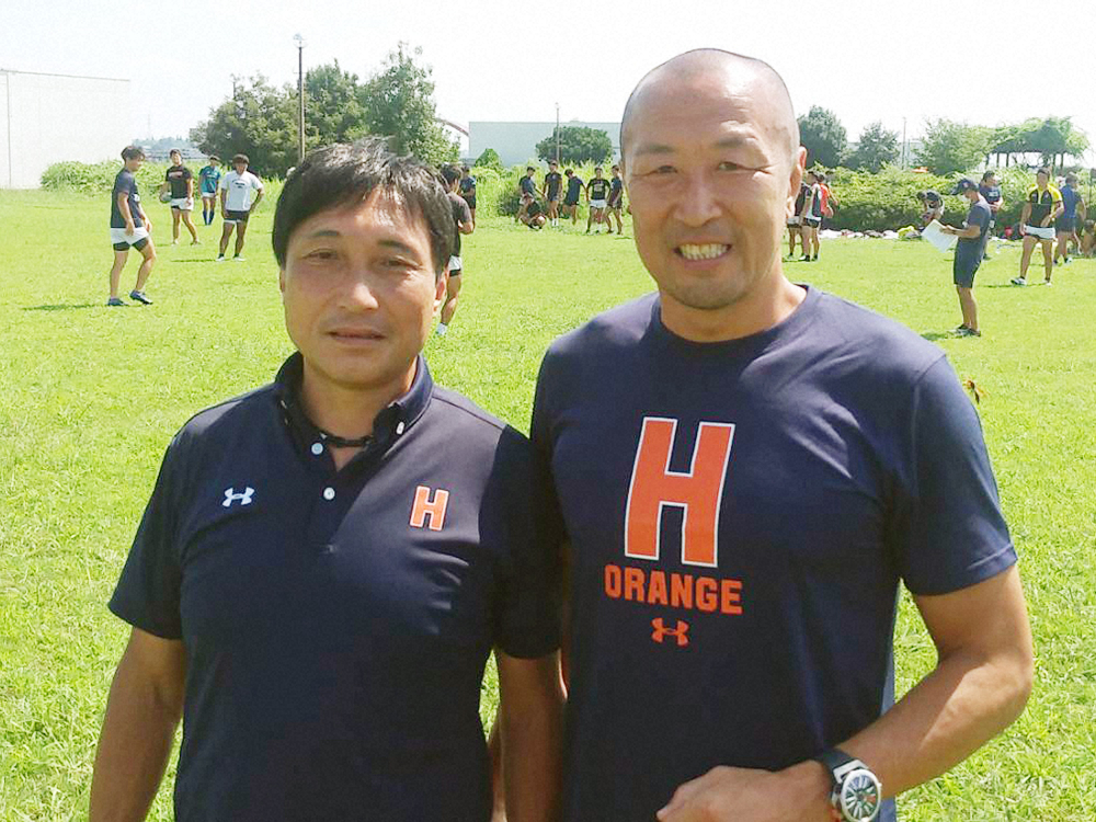法大ラグビー部のFWコーチに就任した伊藤剛臣氏（右）。左は駒井監督