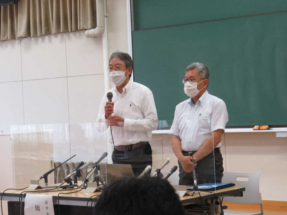 会見に出席した天理大の岡田副学長（左）と山中事務局長　　　　　　　　　　　　　　　　　　　　　　　　　　　　　