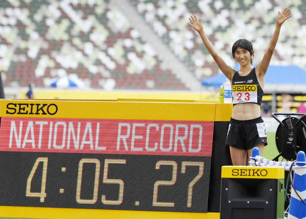 女子1500メートルで4分5秒27の日本新記録をマークし、喜ぶ田中希実