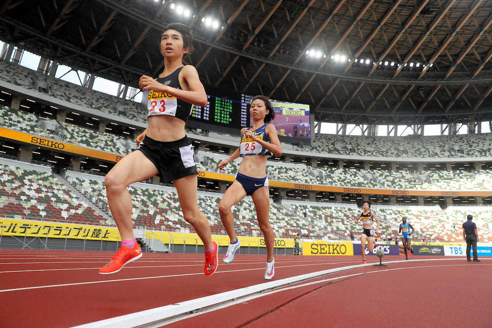 女子1500メートルで日本新記録をマークする快走を見せた田中（左）（代表撮影）