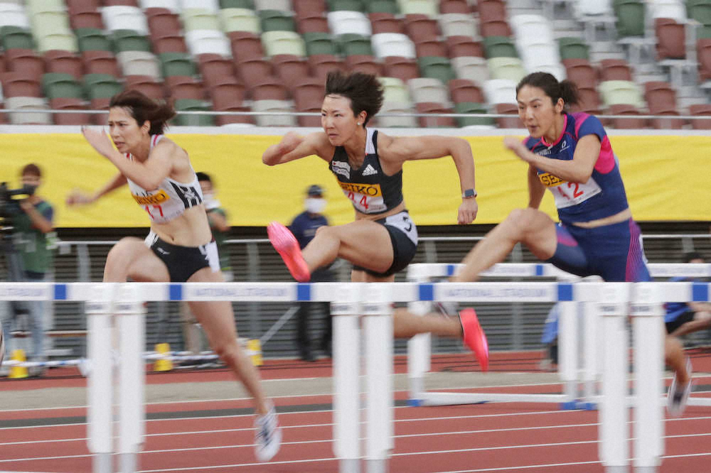 女子100メートル障害で優勝した寺田（中央）（代表撮影）