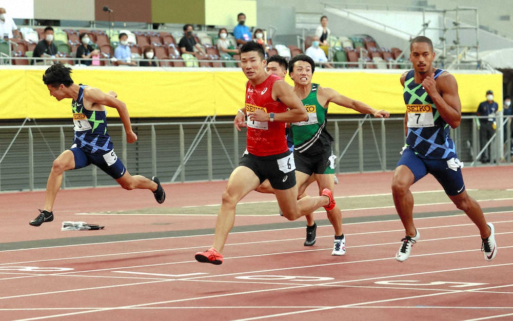 セイコーゴールデングランプリ陸上男子100メートルで優勝した桐生祥秀（左から2人目）。右は2位のケンブリッジ飛鳥（代表撮影）