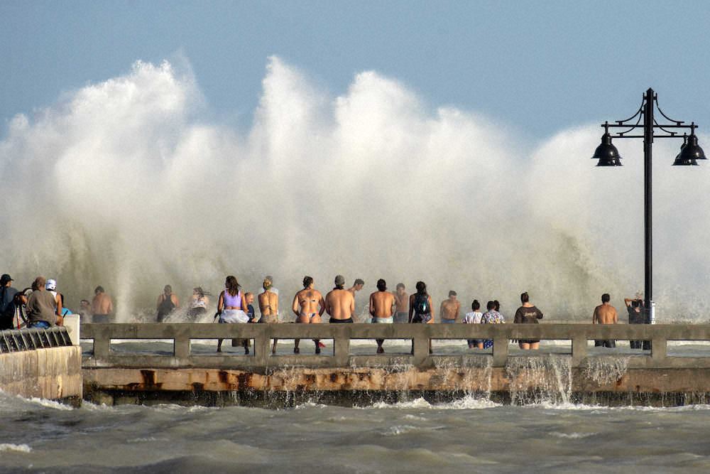 「ローラ」の影響で高波が押し寄せているフロリダ州キーウエスト（AP）