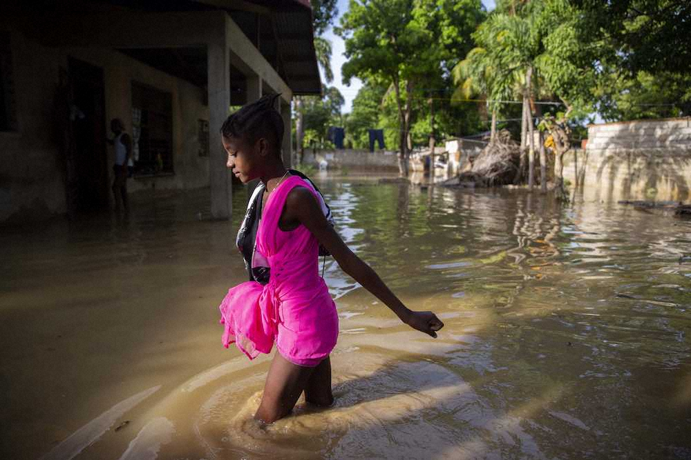 「ローラ」の影響で町に水があふれたハイチ（AP）