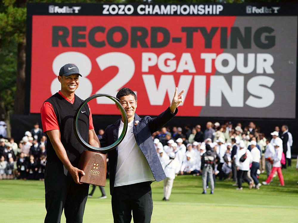 昨年行われた「ZOZOチャンピオンシップ」で優勝トロフィーを手に笑顔を見せるタイガー・ウッズと前澤友作大会名誉会長