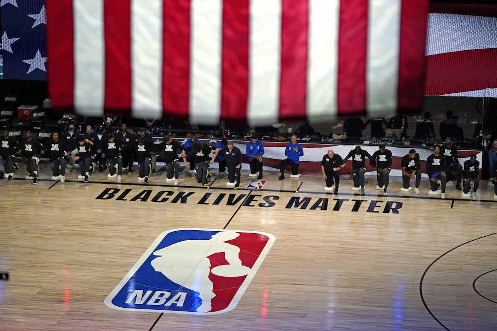 【画像・写真】試合前の国歌斉唱で全員が膝をついたバックスとマジックの選手とコーチたち（AP）