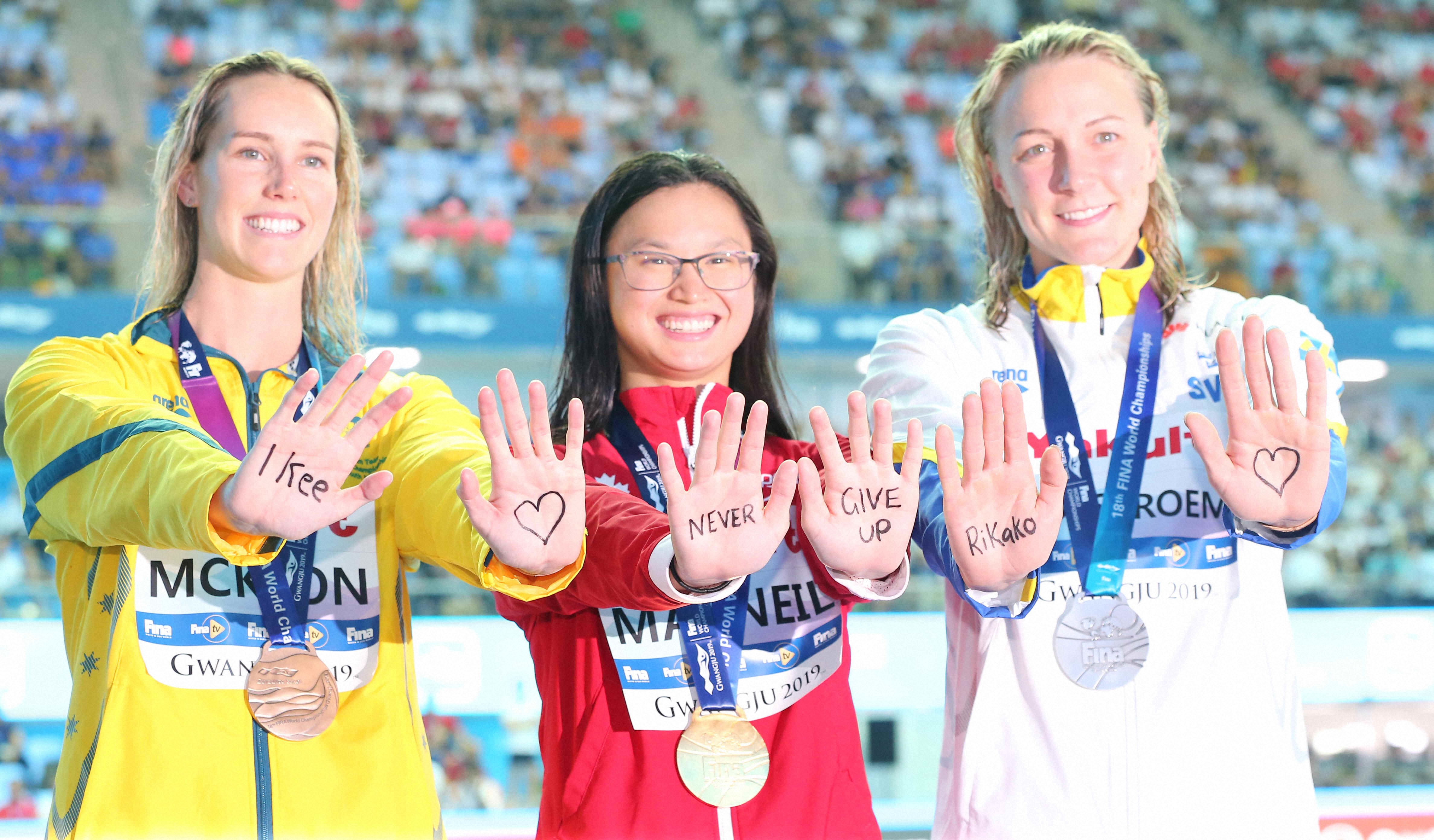 19年世界選手権で闘病中の池江にメッセージを送る(左から)エマ・マキオン、マーガレット・マクニール、ｻﾗ・ショーストロム
