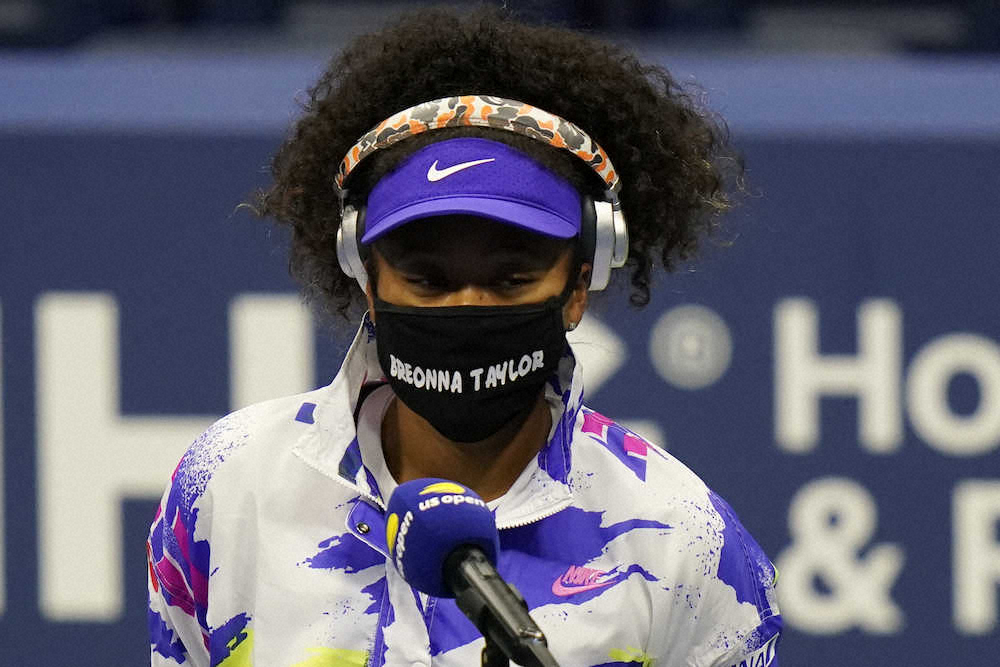 黒いマスク姿で全米テニス1回戦のコートに登場した大坂なおみ。マスクには、警察から不当に銃殺された女性の名前が刻まれた（AP）