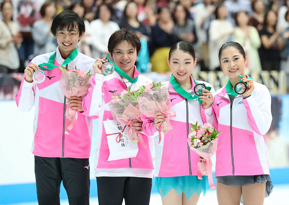 昨年のジャパンオープン表彰式で笑顔を見せる２位の日本（左から）島田高志郎、宇野昌磨、紀平梨花、宮原知子（撮影・長久保　豊）