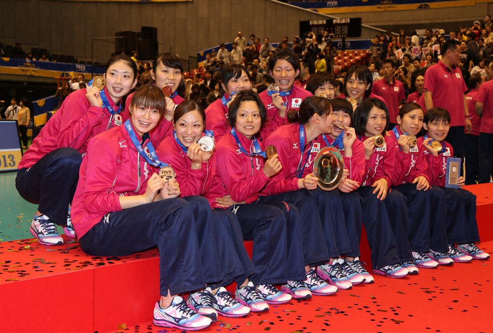2013年の「グラチャン」バレーで銅メダルを手に笑顔の女子日本代表チーム