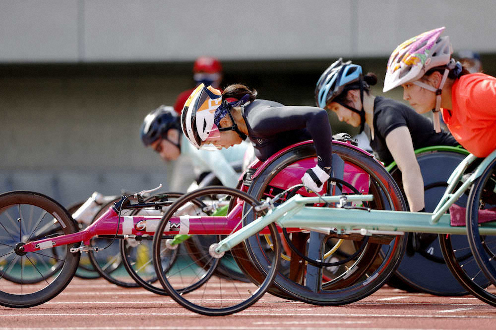 ＜日本パラ陸上選手権最終日＞女子100メートル（車いすT54）　スタートする村岡桃佳（右から3人目）