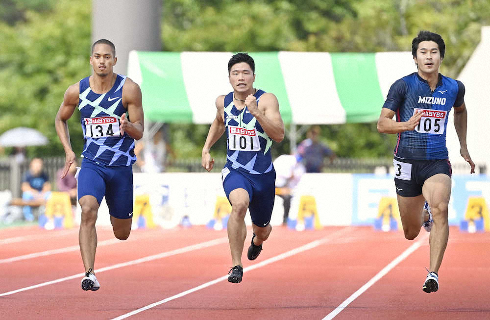 男子100メートルで力走した（左から）ケンブリッジ飛鳥、小池祐貴、飯塚翔太