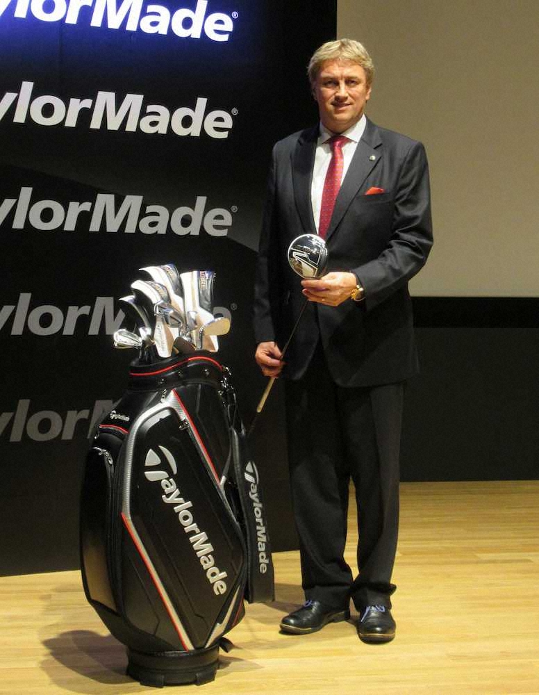 「SIM　グローレ」を手にするテーラーメイドゴルフのマーク・シェルドン－アレン代表取締役社長