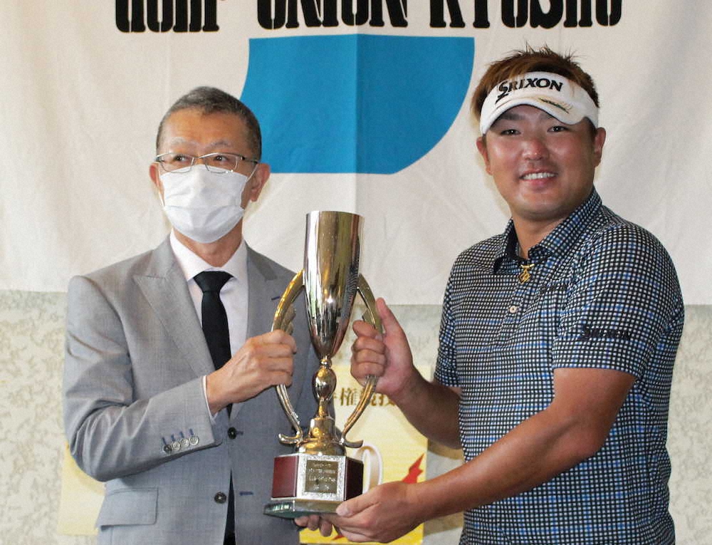 ＜九州オープン最終日＞優勝した秋吉（右）は協賛のえんホールディングス・原田透社長からカップを贈られる