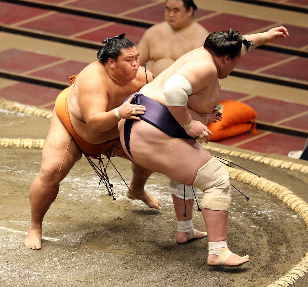 【画像・写真】御嶽海　照ノ富士に送り出しで雪辱