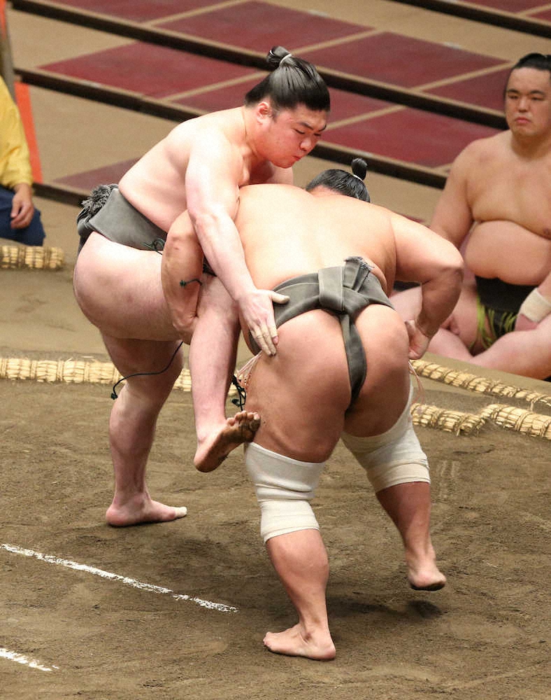 【画像・写真】元幕内の業師、宇良は足取りで2連勝　十両復帰へ浮かれず「むしろ、ここからが長い」