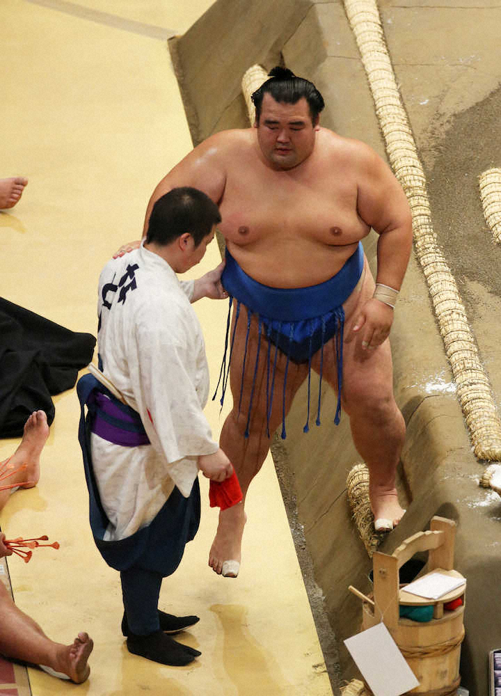 大相撲9月場所2日目、明生に敗れた琴奨菊は呼び出しの手を借りて土俵を降りる（撮影・西海健太郎）