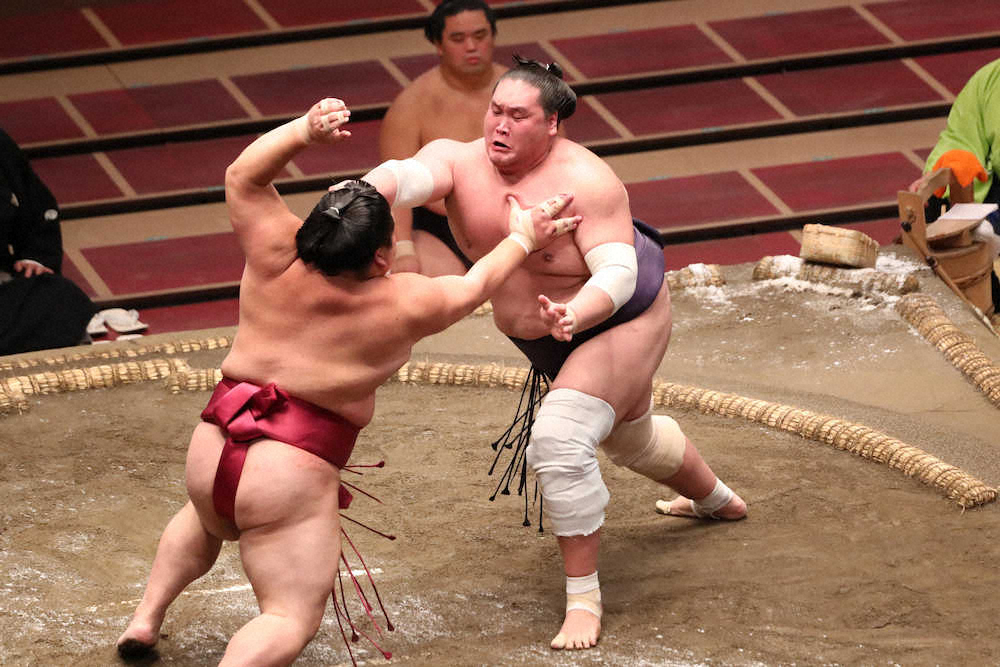 【画像・写真】大栄翔を攻める照ノ富士（右）（撮影・村上　大輔）