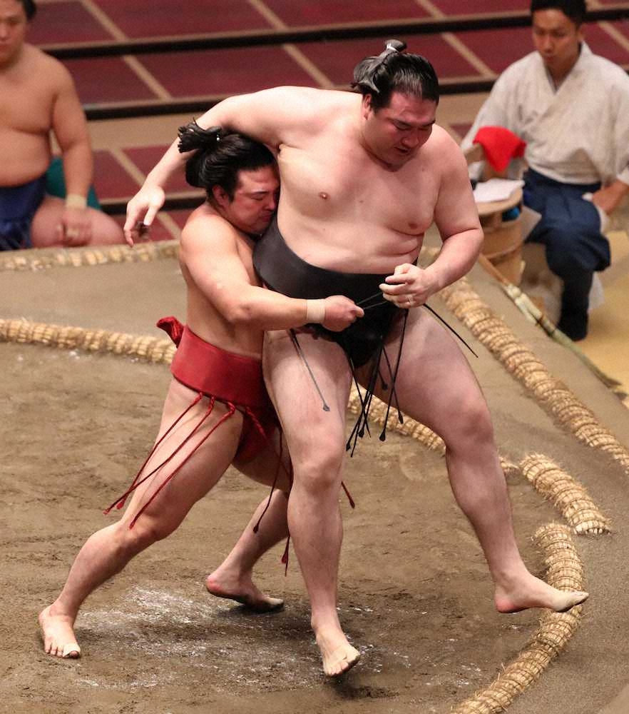 【画像・写真】竜電（右）を送り出しで破る炎鵬（撮影・村上　大輔）
