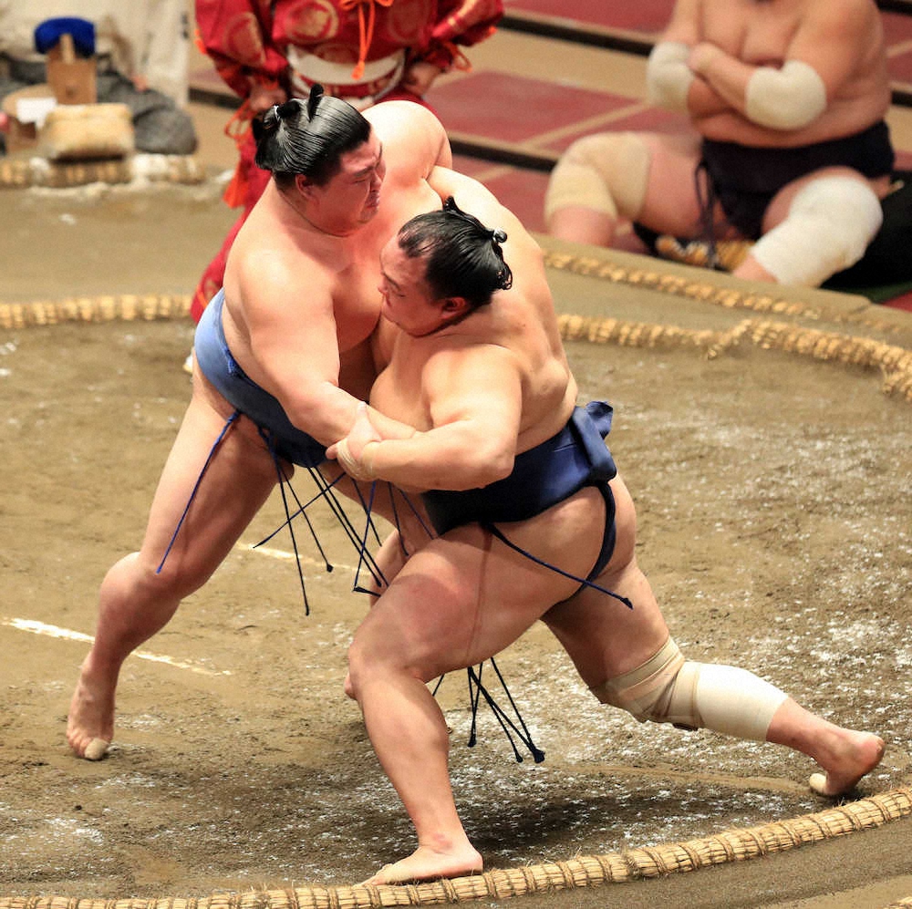 【画像・写真】北勝富士（右）を押し出しで下す正代（撮影・久冨木　修）