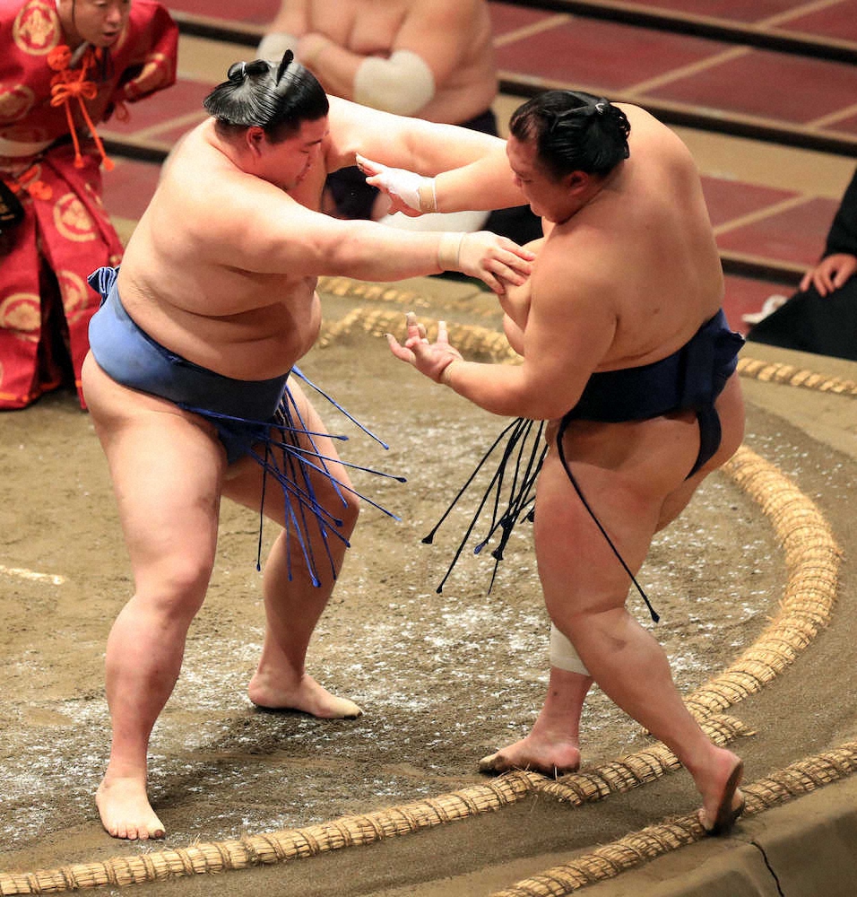 【画像・写真】北勝富士（右）を押し出しで下す正代（撮影・久冨木　修）
