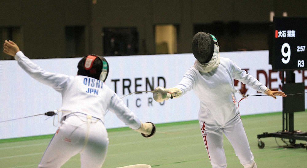 【画像・写真】＜フェンシング全日本選手権・女子エペ＞大石（左）に攻め込む佐藤希望（撮影・白鳥　佳樹）