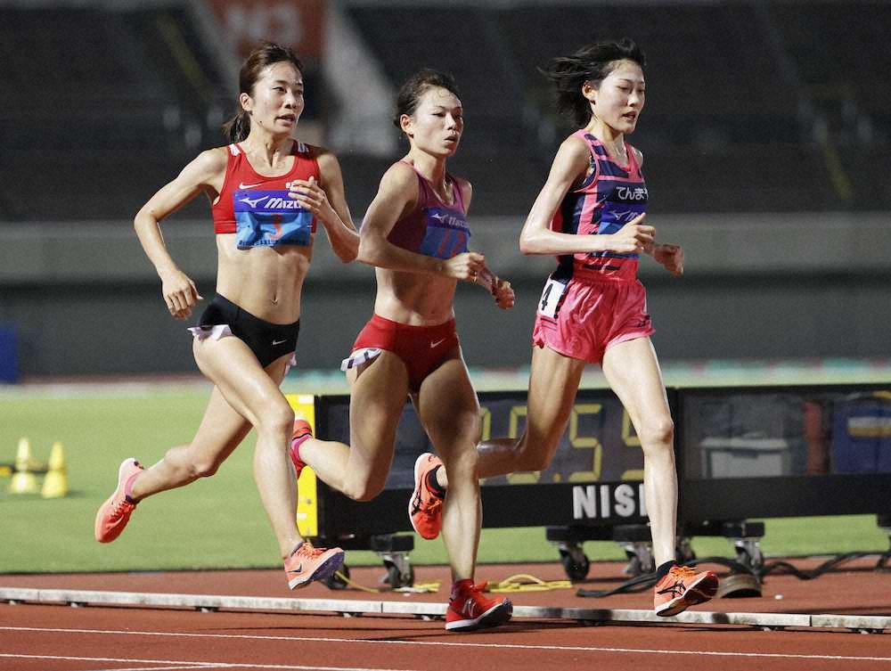 全日本実業団陸上女子1万メートル（タイムレース）　レース終盤に（右から）3位の前田穂南、2位の松田瑞生を抜く、優勝した鍋島莉奈