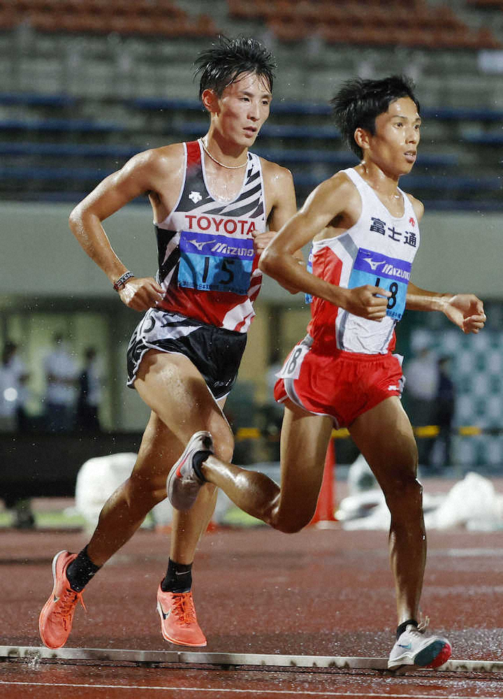 【画像・写真】力走する、日本勢トップの7位だった服部勇馬（左）（共同）