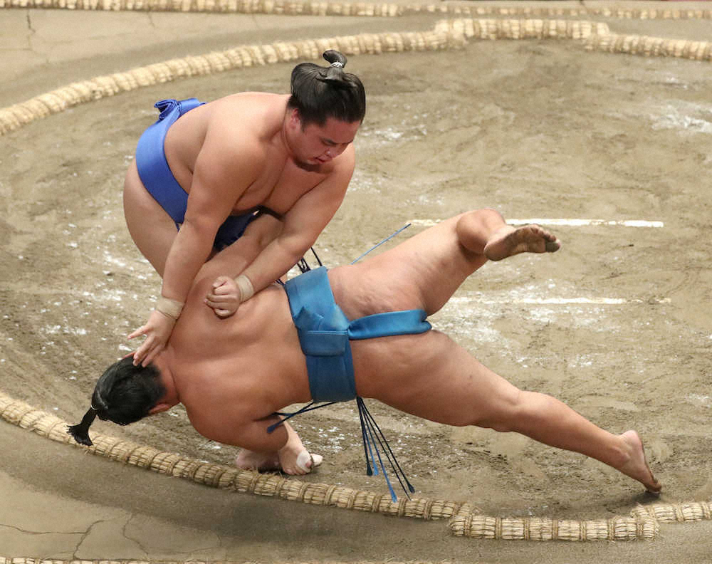 【画像・写真】琴勝峰、幕内最年少対決制し1敗キープ　ライバル“朝青龍のおい”豊昇龍を土俵際で逆転4連破