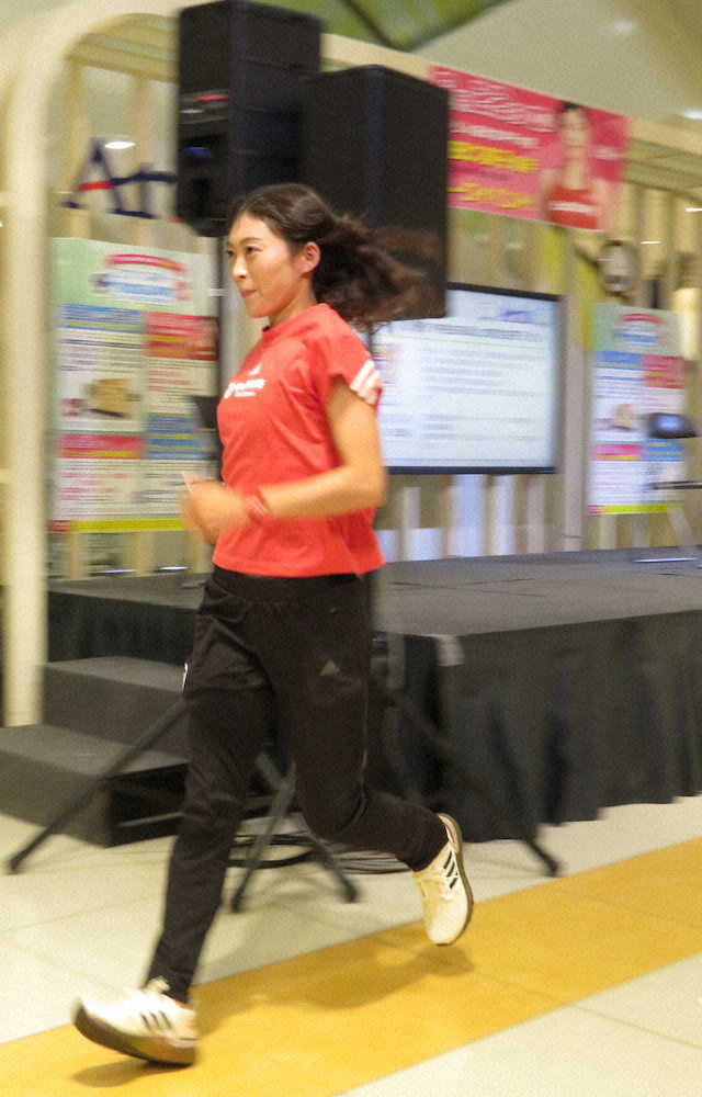 会場で競歩のスピードを披露した岡田久美子