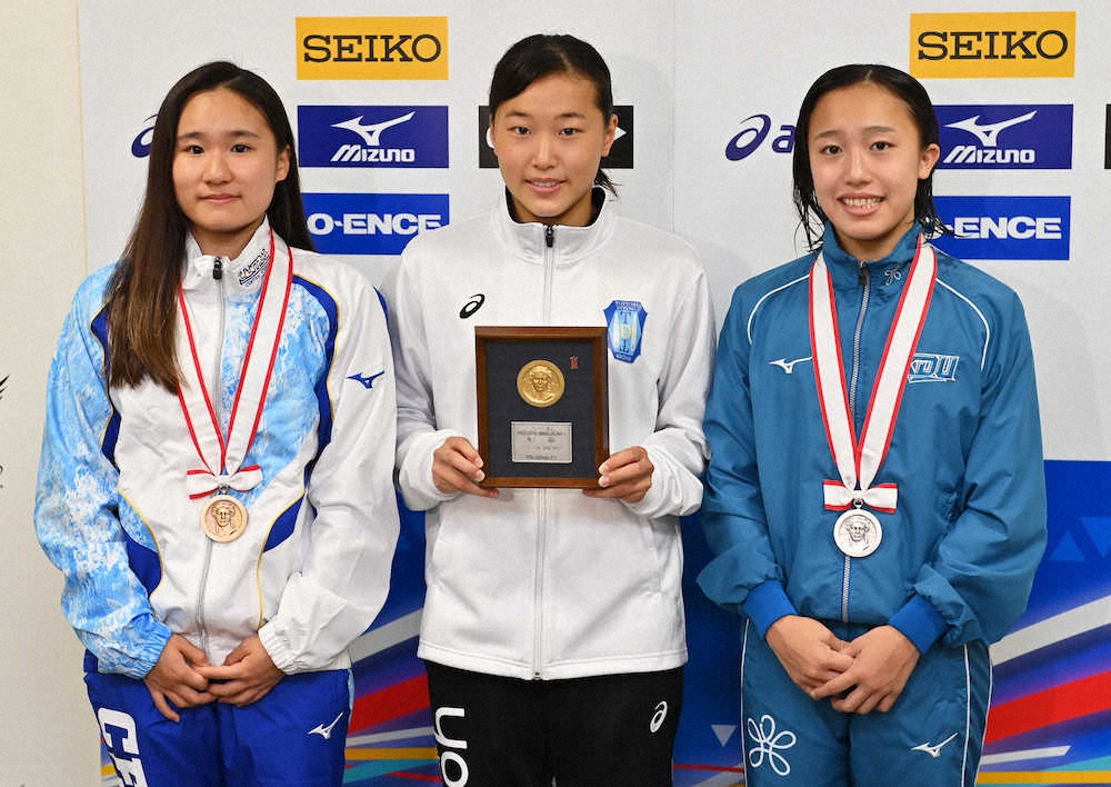 ＜飛び込み日本選手権＞女子3メートル板飛び込み決勝で（左から）3位の金戸凜、1位の三上紗也可、2位の宮本葉月