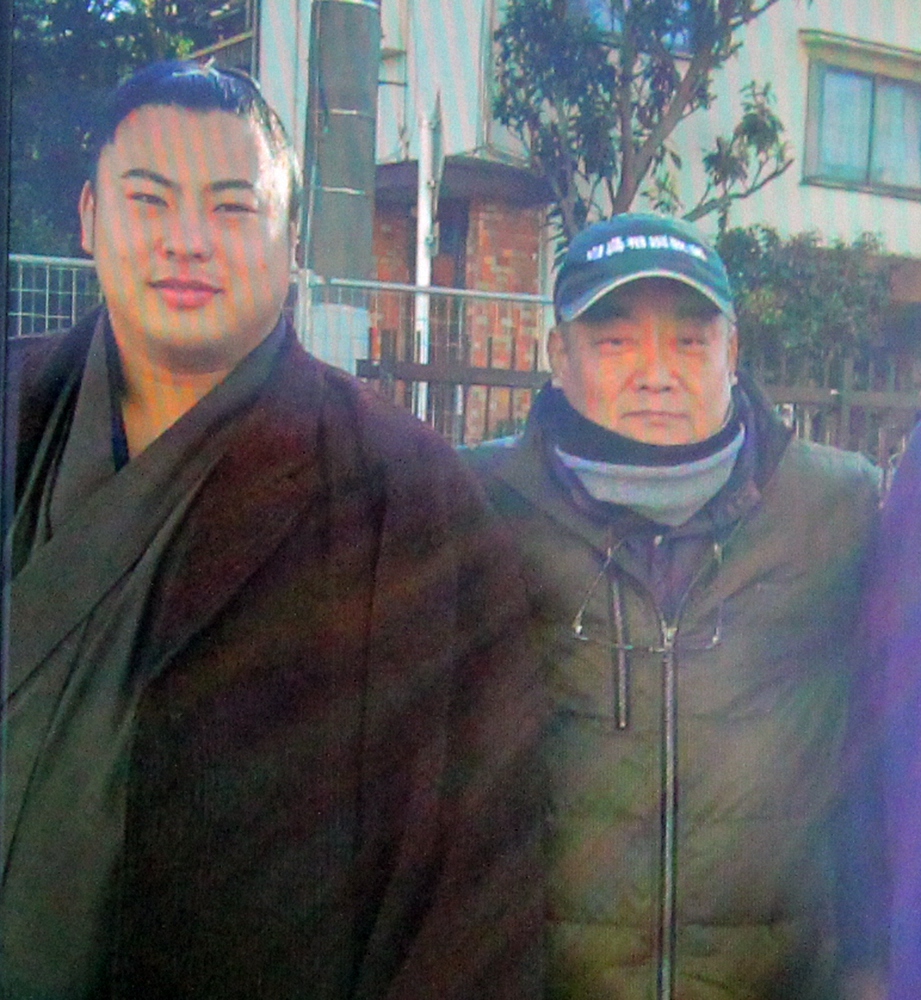 今年1月、新年の挨拶に訪れた翔猿関（左）と記念撮影する佐久間氏
