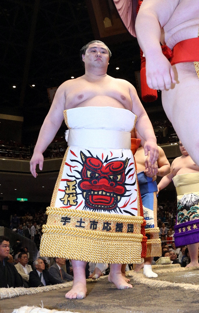 【画像・写真】宇土市応援団から贈呈された化粧回しで土俵入りする正代