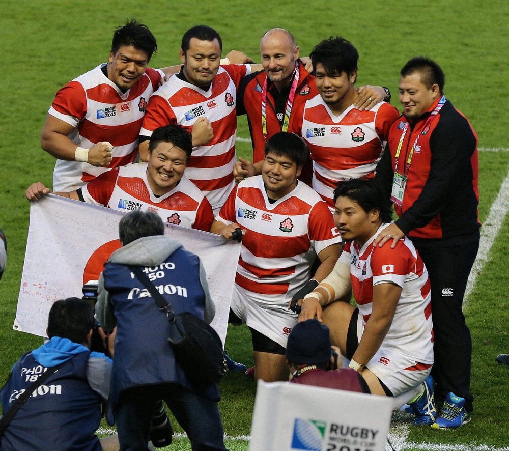 【画像・写真】15年Ｗ杯の南アフリカ戦で歴史的金星を飾り、日本代表フィフティーンと笑顔で記念撮影する湯原さん（後列右端）
