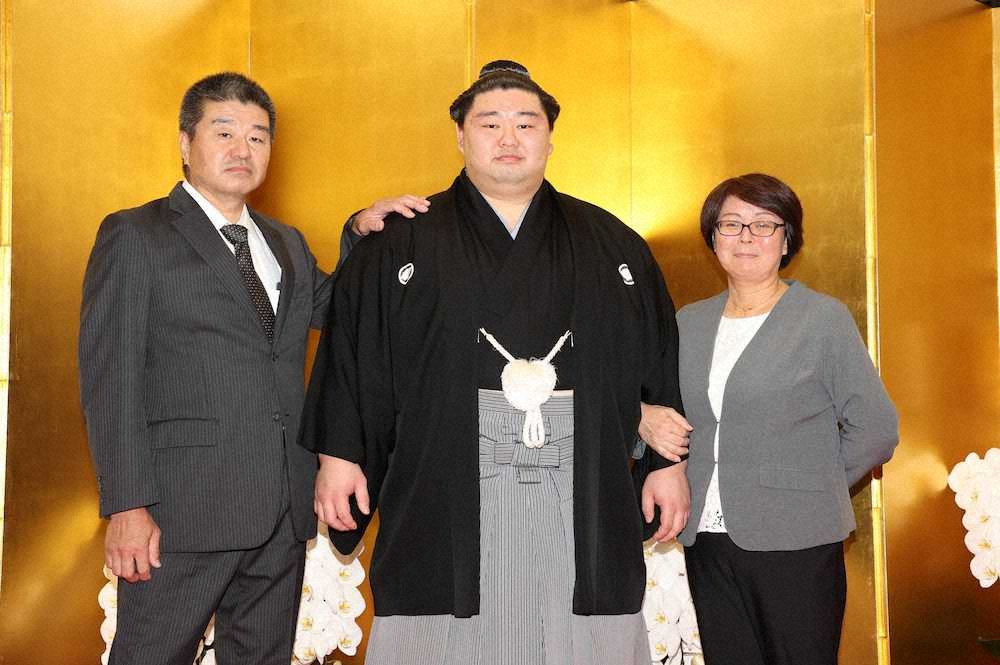 【画像・写真】正代の両親、孝行息子に笑顔　「夢のよう。別世界にいるよう」