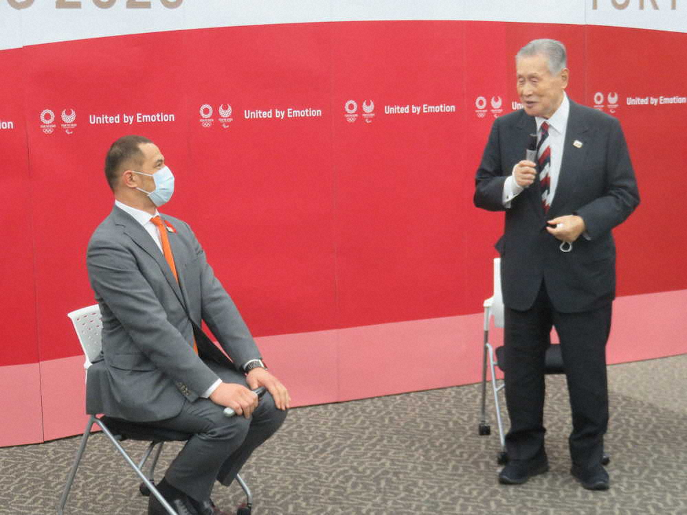 【画像・写真】室伏スポーツ庁長官が“古巣”組織委員会へあいさつ　森会長「アスリートの励みに」